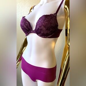 Maidenform bra 34B purple lace bra and Gilligan O’Malley panties S excellent